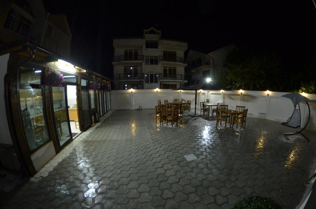 Razvan Holiday คอสติเนช ภายนอก รูปภาพ
