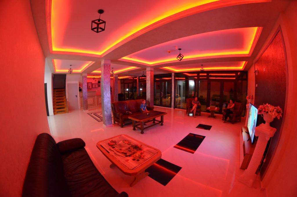 Razvan Holiday คอสติเนช ภายนอก รูปภาพ